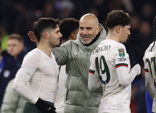 Soccer Football - Carabao Cup - Quarter Final - Cardiff City v Chelsea - Cardiff City Stadium, Cardiff, Wales, Britain - December 16, 2025 Chelsea manager Enzo Maresca celebrates after the match with Pedro Neto and Alejandro Garnacho Action Images via Reu