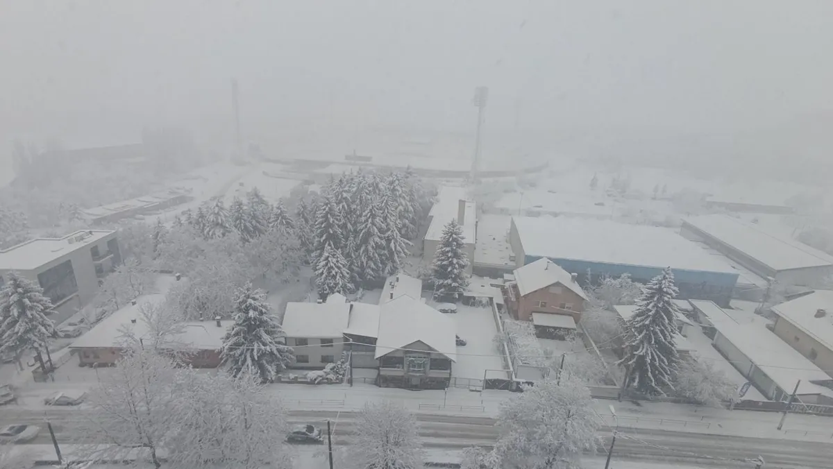 Heavy snowfall triggers traffic collapse and flight cancellations across Bosnia