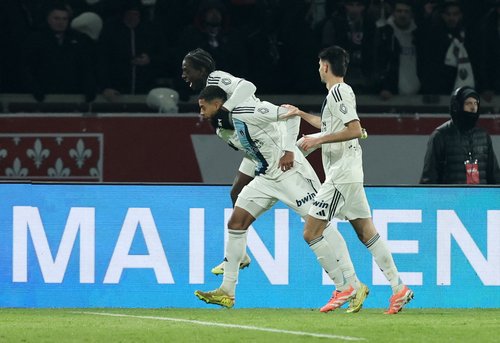Soccer Football - Ligue 1 - Paris St Germain v Paris FC - Parc des Princes, Paris, France - January 4, 2026 Paris FC's Willem Geubbels celebrates scoring their first goal with teammates REUTERS/Catherine Steenkeste