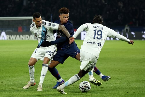 Soccer Football - Ligue 1 - Paris St Germain v Paris FC - Parc des Princes, Paris, France - January 4, 2026 Paris St Germain's Desire Doue in action with Paris FC's Timothee Kolodziejczak and Nhoa Sangui REUTERS/Catherine Steenkeste