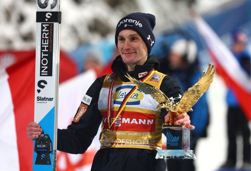Ski Jumping - Four Hills Tournament - Bischofshofen, Austria - January 6, 2026 Slovenia's Domen Prevc celebrates with the Golden Eagle trophy after winning the Four Hills tournament REUTERS/Kai Pfaffenbach TPX IMAGES OF THE DAY