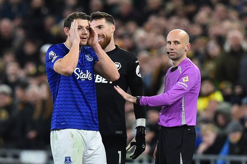 Soccer Football - Premier League - Everton v Wolverhampton Wanderers - Hill Dickinson Stadium, Liverpool, Britain - January 7, 2026 Everton's James Tarkowski, Wolverhampton Wanderers' Jose Sa and the assistant referee react after Everton's Michael Keane w