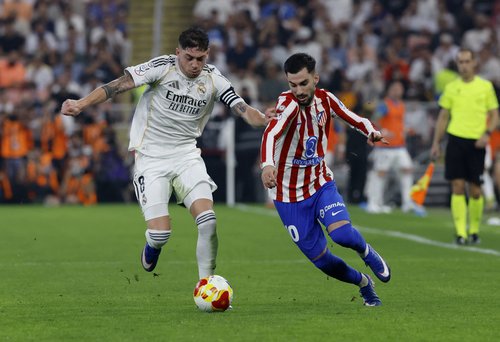 Soccer - Spanish Super Cup - Semi Final - Atletico Madrid v Real Madrid - King Abdullah Sports City, Jeddah, Saudi Arabia - January 8, 2026 Real Madrid's Federico Valverde in action with Atletico Madrid's Alex Baena REUTERS/Vincent West