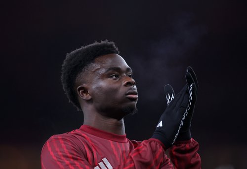 Soccer Football - Premier League - Arsenal v Aston Villa - Emirates Stadium, London, Britain - December 30, 2025 Arsenal's Bukayo Saka applauds fans during the warm up before the match REUTERS/David Klein EDITORIAL USE ONLY. NO USE WITH UNAUTHORIZED AUDIO