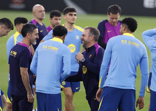 Soccer Football - Spanish Super Cup - Final - FC Barcelona Training - Jeddah, Saudi Arabia - January 10, 2026 FC Barcelona coach Hansi Flick and Lamine Yamal during training REUTERS/Vincent West
