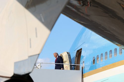 U.S. President Donald Trump disembarks Air Force One, after arriving at Palm Beach International Airport, in West Palm Beach, Florida, U.S., January 16, 2026. REUTERS/Kevin Lamarque