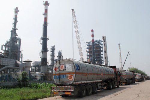 A Shandong Haiyou Petrochemical Group refinery is seen in Ju county, Shandong province, China July 25, 2018. Picture taken July 25, 2018. REUTERS/Dominique Patton/File Photo