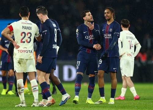 2026-01-Soccer Football - Ligue 1 - Paris St Germain v Lille - Parc des Princes, Paris, France - January 16, 2026 Paris St Germain's Bradley Barcola and Paris St Germain's Lucas Hernandez celebrate after the match REUTERS/Gonzalo Fuentes-FRANCE-PSG-LIL