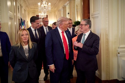 FILE PHOTO: U.S. President Donald Trump talks with British Prime Minister Keir Starmer next to French President Emmanuel Macron, Italian Prime Minister Giorgia Meloni