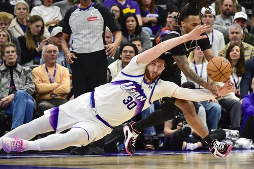 Jan 22, 2026; Salt Lake City, Utah, USA; Utah Jazz center Jusuf Nurkić (30) dives to steal the ball from San Antonio Spurs guard Stephon Castle (5) during the second half at Delta Center. Mandatory Credit: Peter Creveling-Imagn Images
