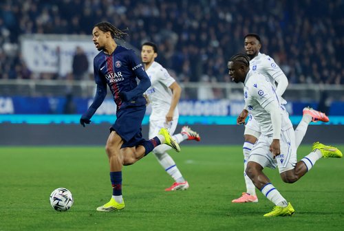 Soccer Football - Ligue 1 - AJ Auxerre v Paris St Germain - Stade de l'Abbe-Deschamps, Auxerre, France - January 23, 2026 Paris St Germain's Bradley Barcola in action with AJ Auxerre's Marvin Senaya REUTERS/Stephanie Lecocq