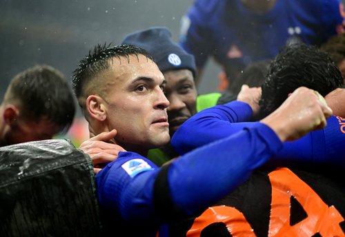 Soccer Football - Serie A - Inter Milan v Pisa SC - San Siro, Milan, Italy - January 23, 2026 Inter Milan's Lautaro Martinez celebrates after Francesco Pio Esposito scores their third goal REUTERS/Daniele Mascolo