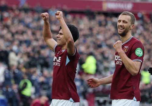 Soccer Football - Premier League - West Ham United v Sunderland - London Stadium, London, Britain - January 24, 2026 West Ham United's Mateus Fernandes celebrates scoring their third goal with West Ham United's Tomas Soucek Action Images via Reuters/Paul
