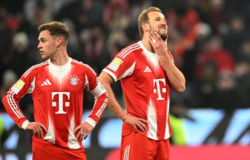 Soccer Football - Bundesliga - Bayern Munich v FC Augsburg - Allianz Arena, Munich, Germany - January 24, 2026 Bayern Munich's Harry Kane and Joshua Kimmich look dejected after the match REUTERS/Angelika Warmuth DFL REGULATIONS PROHIBIT ANY USE OF PHOTOGR