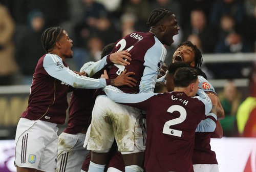Soccer Football - Premier League - Newcastle United v Aston Villa - St James' Park, Newcastle, Britain - January 25, 2026 Aston Villa's Ollie Watkins celebrates scoring their second goal with teammates Action Images via Reuters/Lee Smith EDITORIAL USE ONL