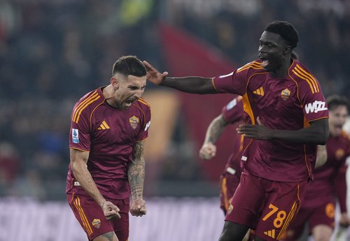 Soccer Football - Serie A - AS Roma v AC Milan - Stadio Olimpico, Rome, Italy - January 25, 2026 AS Roma's Lorenzo Pellegrini celebrates scoring their first goal with Robinio Vaz REUTERS/Matteo Ciambelli