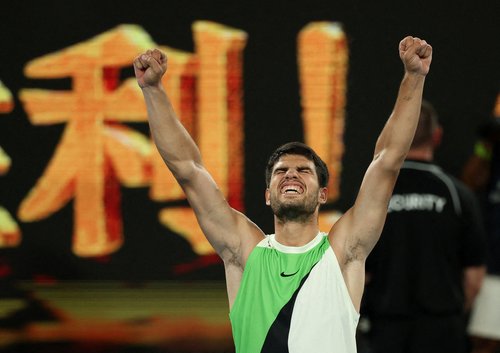 Tennis - Australian Open - Melbourne Park, Melbourne, Australia - January 27, 2026 Spain's Carlos Alcaraz celebrates winning his quarter final match against Australia's Alex De Minaur REUTERS/Edgar Su TPX IMAGES OF THE DAY