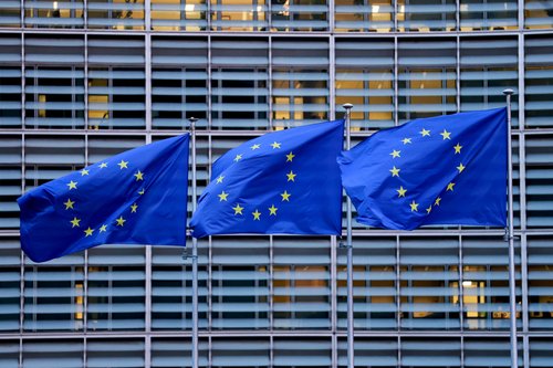 FILE PHOTO: European Union flags flutter outside the European Commission headquarters, on the day of a European Union leaders' summit in Brussels, Belgium, December 18, 2025. REUTERS/Stephanie Lecocq//File Photo