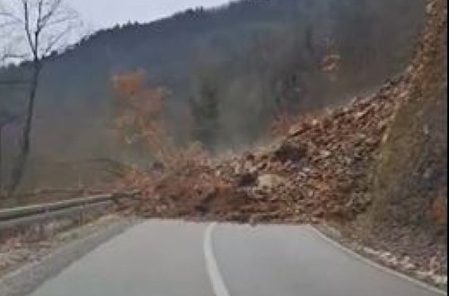 res_1769868124_veliki-odron-na-putu-foca-pljevlja-dio-brda-se-srucio-na-put-video