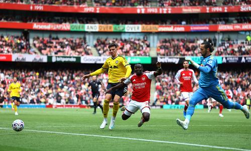 Soccer Football - Premier League - Arsenal v Leeds United - Emirates Stadium, London, Britain - October 10, 2026 Leeds United's Tarik Muharemovic in action with Arsenal's Bukayo Saka Action Images via Reuters/Peter Cziborra EDITORIAL USE ONLY. NO USE WITH