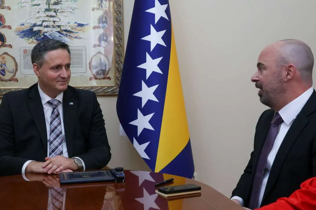Bećirović razgovarao s Ginkelom o političkoj i sigurnosnoj situaciji, te jačanju bilateralnih odnosa