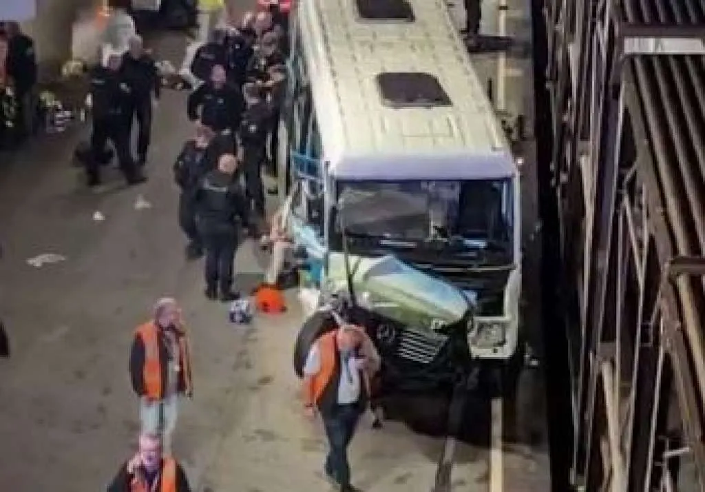 Autobus udario u teretni voz kod tunela ispod La Manchea, 19 povrijeđenih