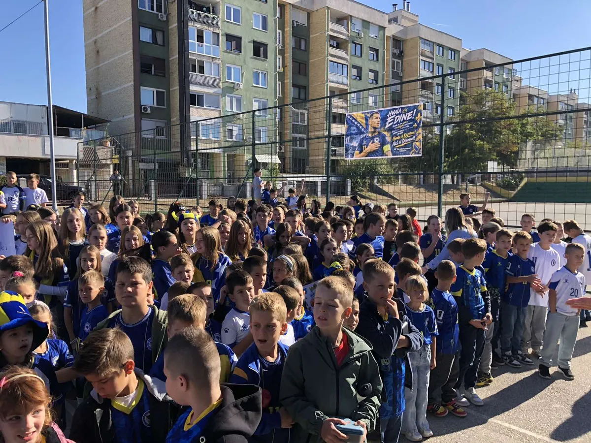 "Edine, hvala ti!": Učenici sarajevske škole priredili emotivan ispraćaj Džeki, s njima bio i njegov sin Dani