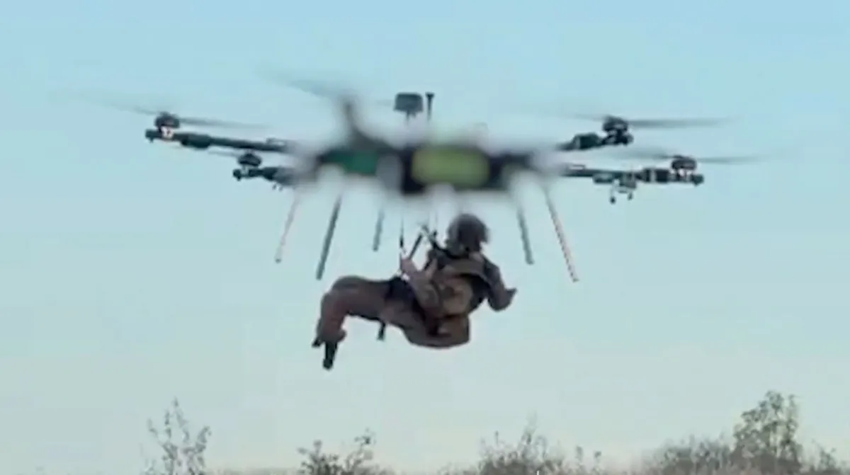 Historijska operacija ukrajinske vojske: Ranjeni vojnik  evakuisan dronom bombarderom s prve linije fronta (VIDEO)