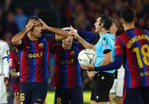 Soccer Football - LaLiga - FC Barcelona v Real Madrid - Spotify Camp Nou, Barcelona, Spain - October 25, 2026 Referee Juan Martinez Munuera speaks to FC Barcelona's Rodri after showing a yellow card to Anthony Gordon REUTERS/Albert Gea