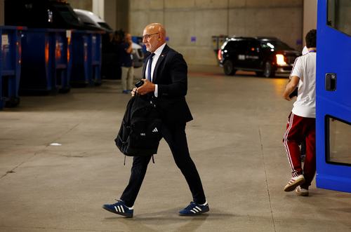 Soccer Football - FIFA World Cup 2026 - Semi Final - France v Spain - Dallas Stadium, Arlington, Texas, U.S. - July 14, 2026 Spain coach Luis De La Fuente arrives at the stadium before the match REUTERS/Albert Gea