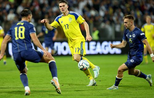 Soccer Football - Nations League - Group B4 - Bosnia and Herzegovina v Sweden - Bilino Polje Stadium, Zenica, Bosnia and Herzegovina - October 2, 2026 Sweden's Viktor Gyokeres in action with Bosnia and Herzegovina's Nikola Katic and Amar Memic REUTERS/Ame