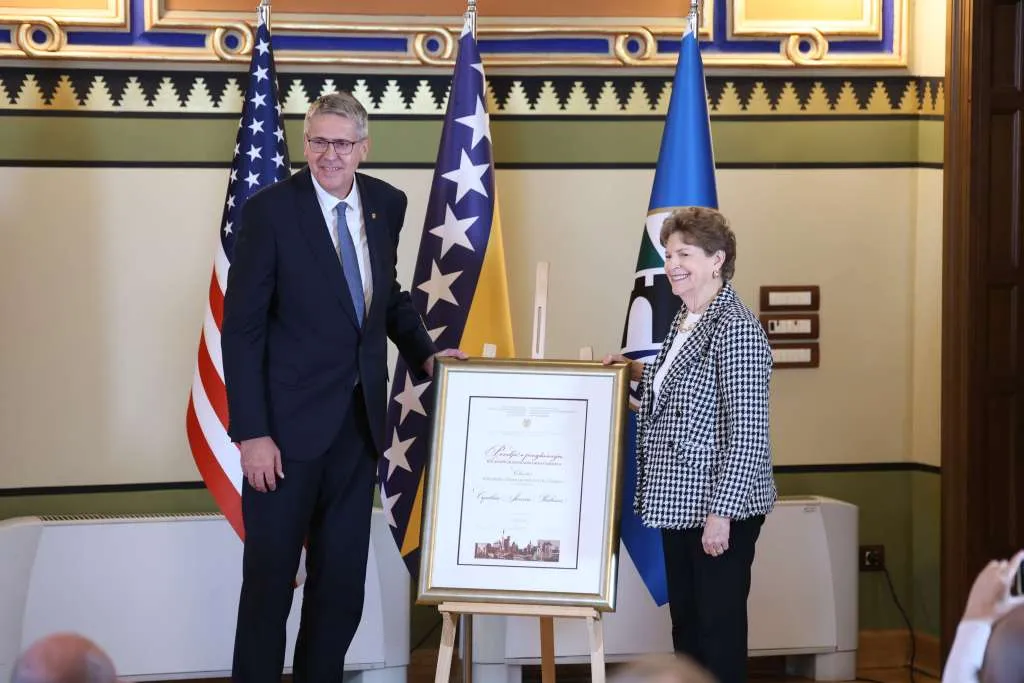 Mayor Avdic presents Honorary Citizen Award to Senator Shaheen: Sarajevo remembers its friends