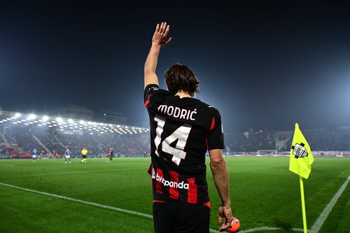 Soccer Football - Serie A - Como v AC Milan - Stadio Giuseppe Sinigaglia, Como, Italy - January 15, 2026 AC Milan's Luka Modric Modrić prepares for take a corner kick REUTERS/Daniele Mascolo