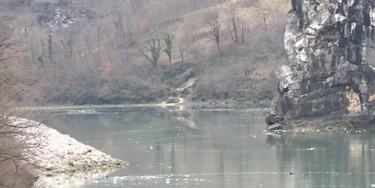 Otpad uz branu HE Jablanica prijetnja ekosistemu Neretve, tehnički problemi usporili njegovo uklanjanje
