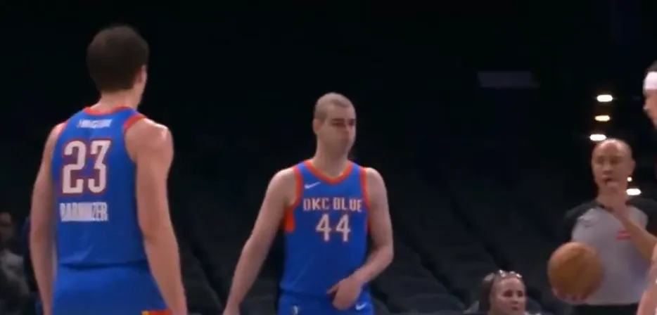 Mladi košarkaš iz Srbije pobijedio tešku životnu bitku, vratio se na parket i dobio velike ovacije navijača (VIDEO)