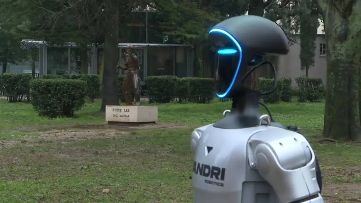 (VIDEO) Prvi humanoidni robot u BiH prošetao Mostarom, a zatim krenuo na turneju po BiH
