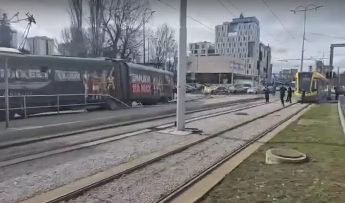 (VIDEO) Tramvaj u Sarajevu izletio sa šina