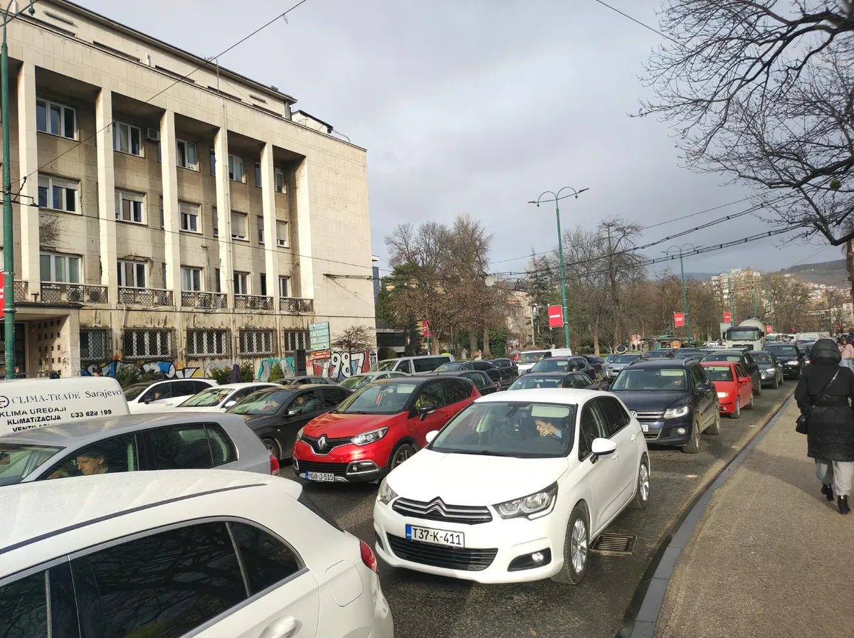 Velike gužve u Sarajevu, policija reguliše saobraćaj: Izmijenjen javni prijevoz