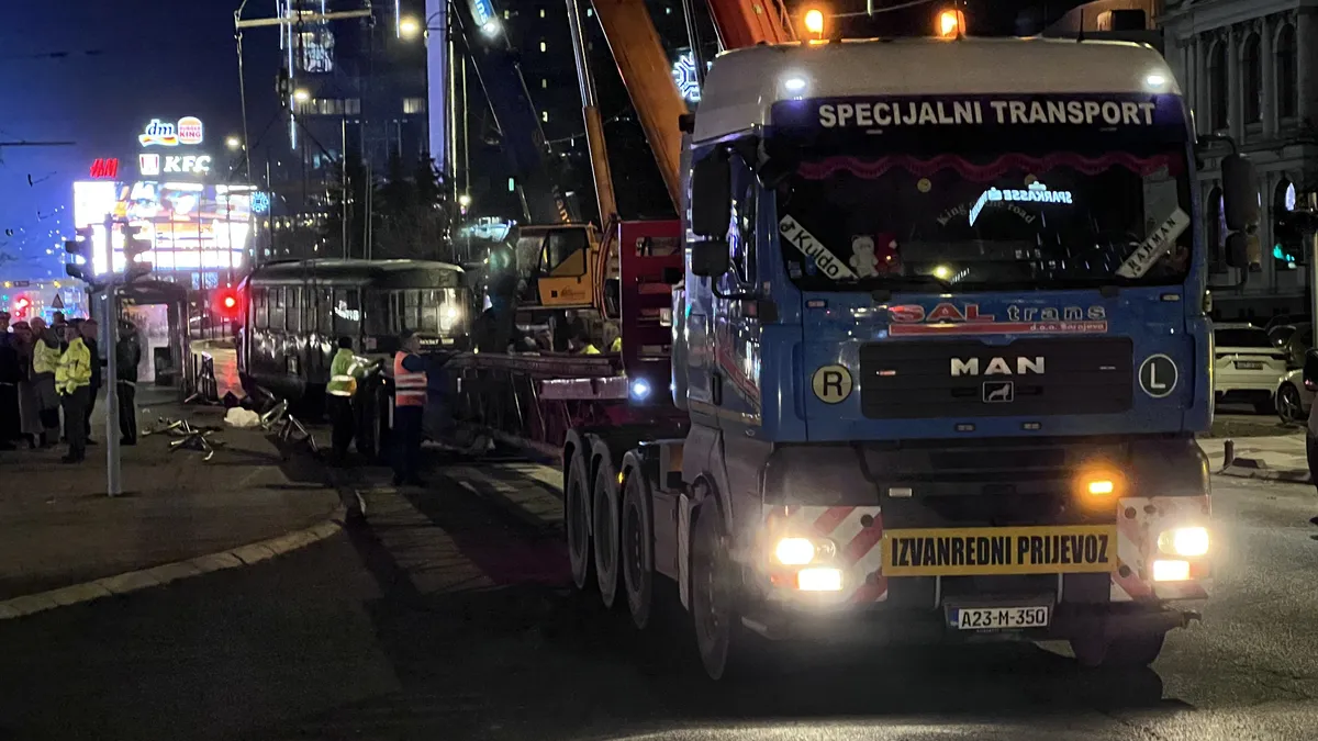 VIDEO Nakon jezive nesreće u Sarajevu: Uklonjen tramvaj s glavne saobraćajnice, čisti se ulica