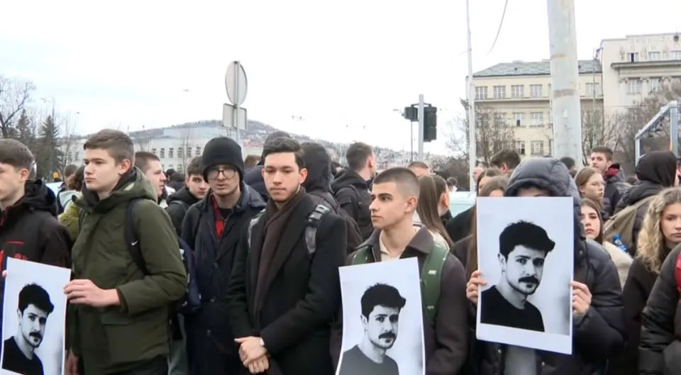 Građani se okupili kod tramvajske stanice da odaju počast žrtvama tragedije