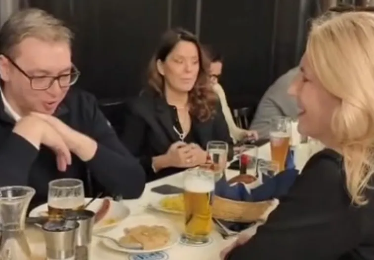 Aleksandar Vučić se javio iz kafane u Minhenu, društvo mu pravi Željka Cvijanović