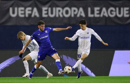 Soccer Football - UEFA Europa League - Play Off - First Leg - GNK Dinamo Zagreb v KRC Genk - Stadion Maksimir, Zagreb, Croatia - February 19, 2026 GNK Dinamo Zagreb's Fran Topic in action with KRC Genk's Konstantinos Karetsas REUTERS/Antonio Bronic
