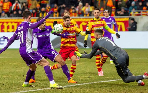 Soccer Football - UEFA Conference League - Play Off - First Leg - Jagiellonia Bialystok v Fiorentina - Chorten Arena, Bialystok, Poland - February 19, 2026 Fiorentina's Luca Lezzerini and Fiorentina's Luca Ranieri in action with Jagiellonia Bialystok's Al