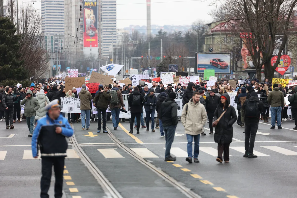 FOTO/VIDEO Thousands march in Sarajevo after tragic tram derailment