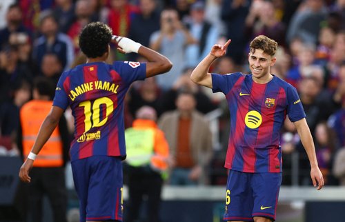 Soccer Football - LaLiga - FC Barcelona v Levante - Spotify Camp Nou, Barcelona, Spain - February 22, 2026 FC Barcelona's Fermin Lopez celebrates scoring their third goal with Lamine Yamal REUTERS/Albert Gea