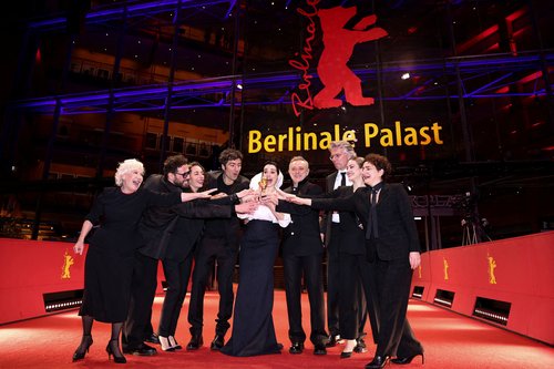 Ipek Bilgin, Yusuf Hasan Akgun, Ayda Arbatli, Ilker Catak, Ozgu Namal, Tansu Bicer, Ingo Fliess, Leyla Smyrna Cabas pose with the Golden Bear for Best Film for “Gelbe Briefe (Yellow Letters)” at the 76th Berlinale International Film Festival in Berlin