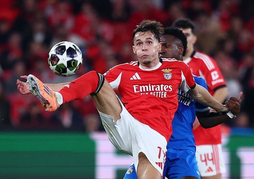 Soccer Football - UEFA Champions League - Play Off - First Leg - Benfica v Real Madrid - Estadio da Luz, Lisbon, Portugal - February 17, 2026 Benfica's Amar Dedic in action with Real Madrid's Vinicius Junior REUTERS/Pedro Nunes