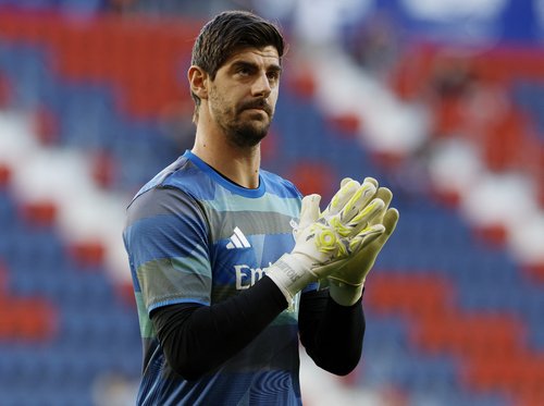 Soccer Football - LaLiga - Osasuna v Real Madrid - El Sadar Stadium, Pamplona, Spain - February 21, 2026 Real Madrid's Thibaut Courtois during the warm up before the match REUTERS/Vincent West