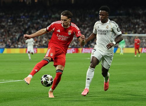Soccer Football - UEFA Champions League - Play Off - Second Leg - Real Madrid v Benfica - Santiago Bernabeu, Madrid, Spain - February 25, 2026 Real Madrid's Vinicius Junior in action with Benfica's Amar Dedic REUTERS/Violeta Santos Moura