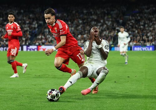 Soccer Football - UEFA Champions League - Play Off - Second Leg - Real Madrid v Benfica - Santiago Bernabeu, Madrid, Spain - February 25, 2026 Real Madrid's Vinicius Junior in action with Benfica's Amar Dedic Amar Dedić Vinicius junior Vinišijus